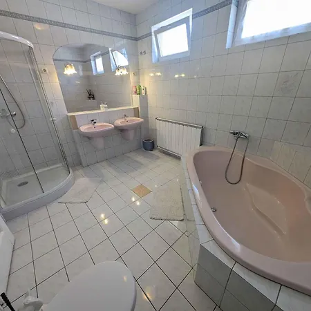 In - Balaton 19638 بيت للعطل